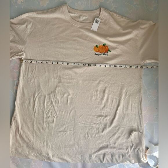 Old Navy Women's Oversized Graphic T-Shirt Size L NWT - Picture 2 of 5